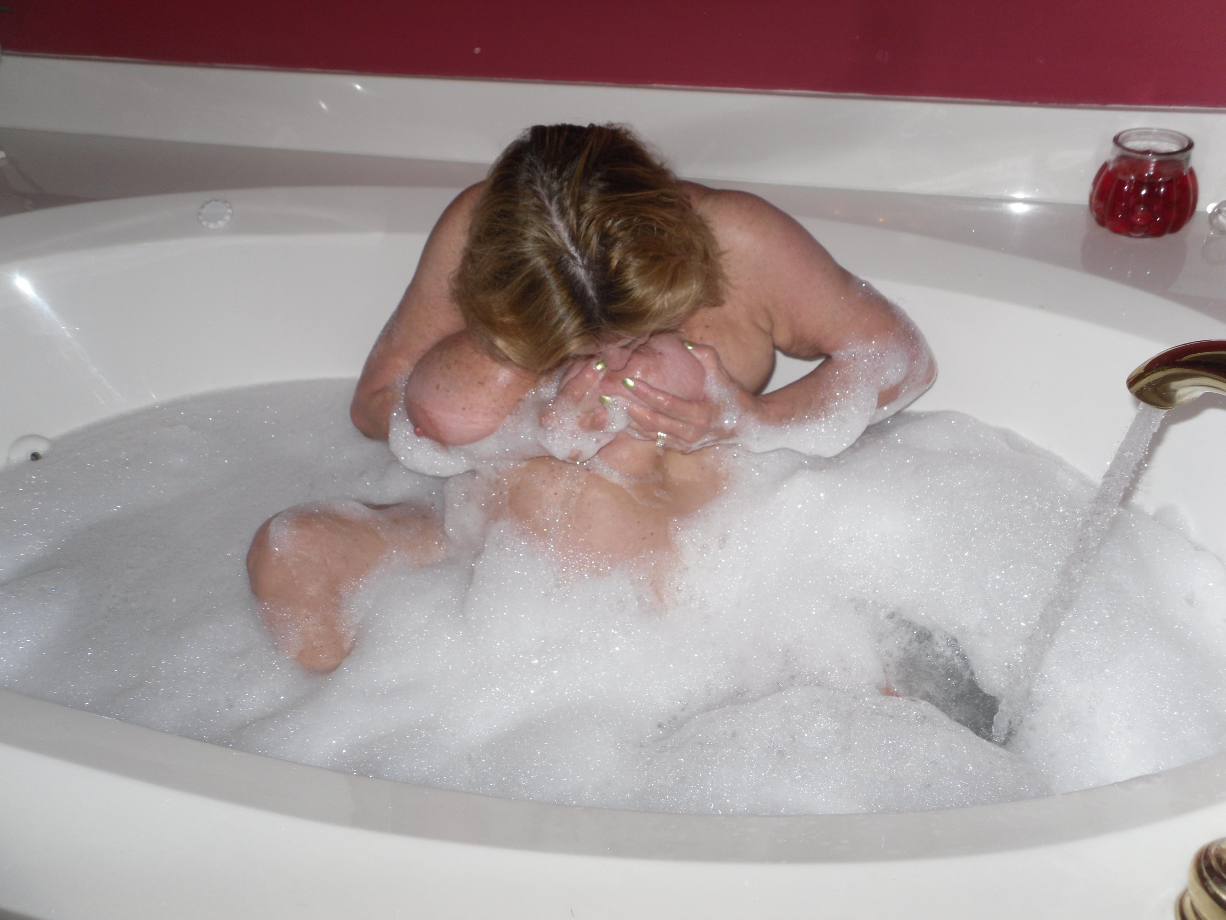 Сочная жена принимает ванну
