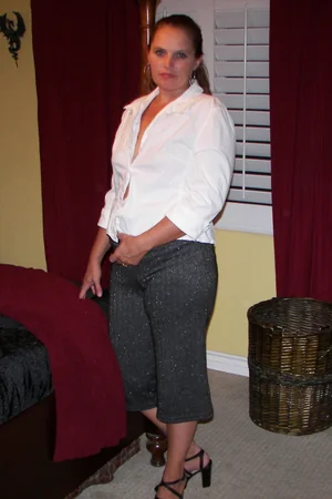 Passionate Curvy MILF — photo 2