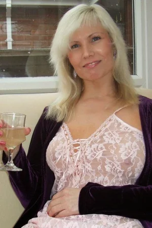 Mature Blonde with Great Body — photo 2