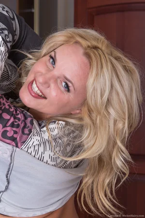 Rubia juguetona Larion — foto 14