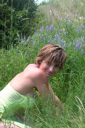 Wife at Summer House and in Nature — photo 33