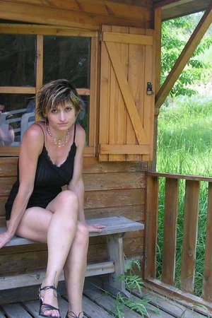 Wife at Summer House and in Nature — photo 7