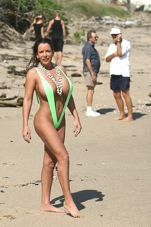 Incroyable Alicia DiMarco en microbikini — photo 1
