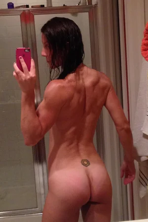 Chica fitness madura mostrando cuerpo firme — foto 24
