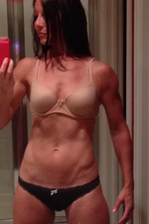 Fitness girl matura mostra corpo sodo