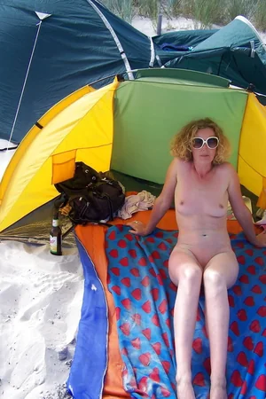 Genitales desnudos de la delgada Mónica — foto 10