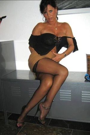 Mujer jugosa usando medias