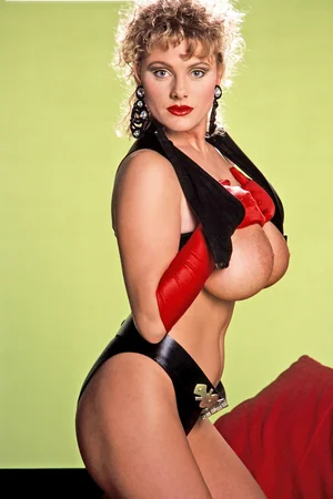 Affascinante Susanna maggiorata — foto 10