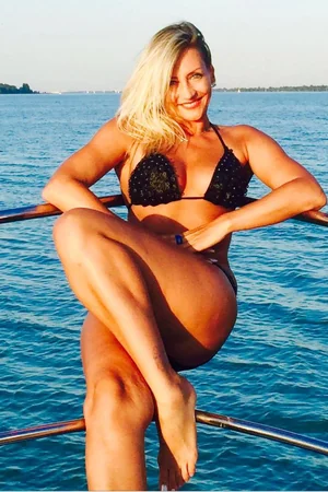 Stuogenda ragazza ungherese in costume da bagno