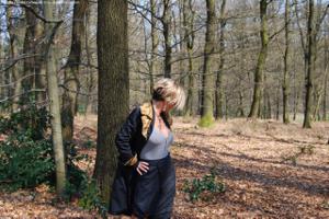 Знойная немка Паола в осеннем лесу - фото #2