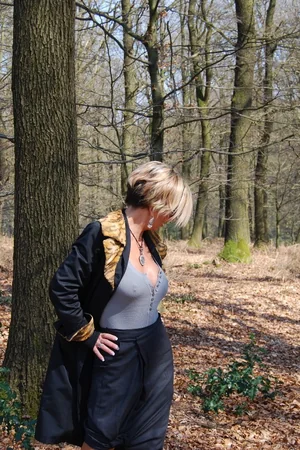 Sizzling German Paola In Autumn Forest — photo 2