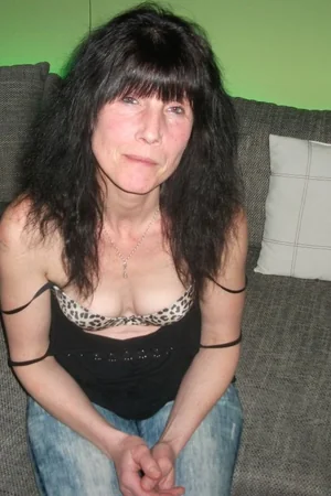 Sandra madura le hace una mamada a un joven — foto 42