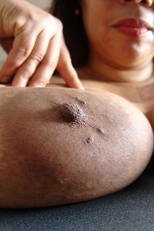 Latina peut poser ses seins sur la table — photo 17