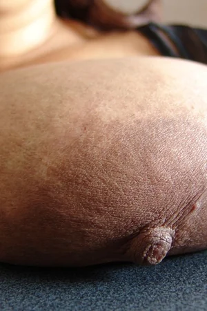 Latina peut poser ses seins sur la table — photo 19