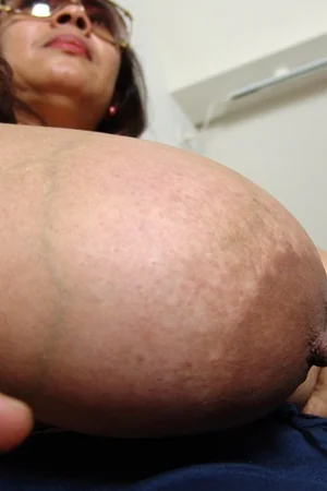 Latina peut poser ses seins sur la table — photo 37