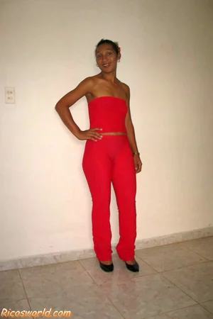 Morena tostada enseña su coño peludo — foto 1