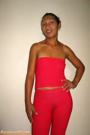 Morena tostada enseña su coño peludo — foto 2