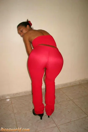 Morena tostada enseña su coño peludo — foto 3