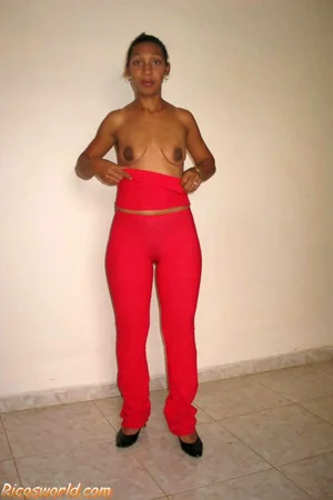 Morena tostada enseña su coño peludo — foto 7
