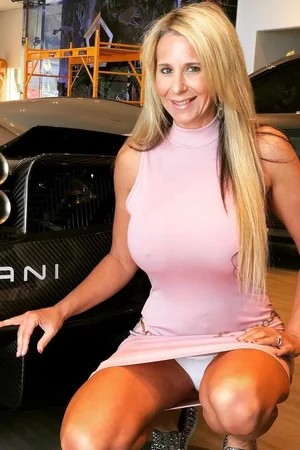 El escote de la rubia impresiona