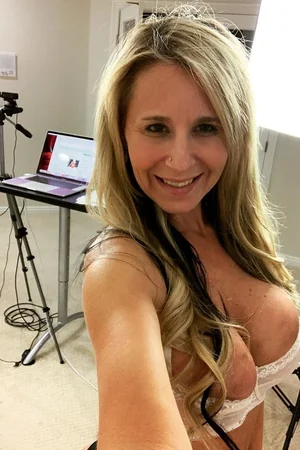 La scollatura della bionda è impressionante — foto 16