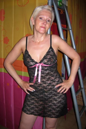 Mature Blonde with Good Figure Is Not Shy of Nudity — photo 8