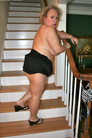 Chubby Granny Shows Off Shaved Pussy — photo 18