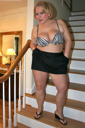 Chubby Granny Shows Off Shaved Pussy — photo 25