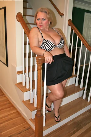 Chubby Granny Shows Off Shaved Pussy — photo 33