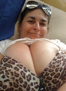 Симпатичная женщина любит ощущать сперму на грудях - фото #34