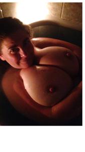 Симпатичная женщина любит ощущать сперму на грудях - фото #44