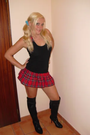 Divorcee blonde en plein air malaxe ses seins naturels et se caresse la chatte a travers sa culotte — photo 38