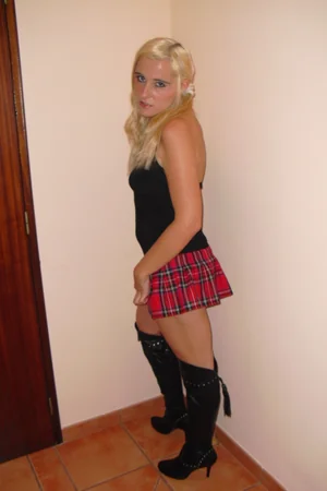 Divorcee blonde en plein air malaxe ses seins naturels et se caresse la chatte a travers sa culotte — photo 43