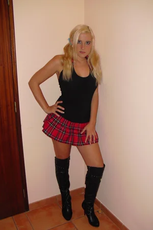 Divorcee blonde en plein air malaxe ses seins naturels et se caresse la chatte a travers sa culotte — photo 46