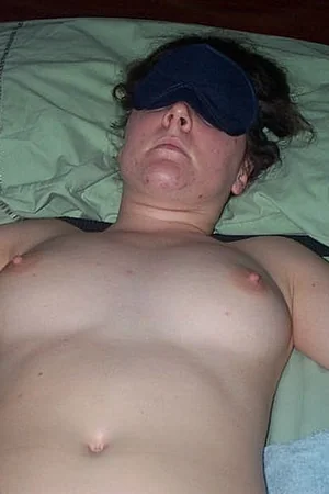 Femme vicieuse avec chatte epilee et seins naturels prete pour folies avec son mari — photo 13