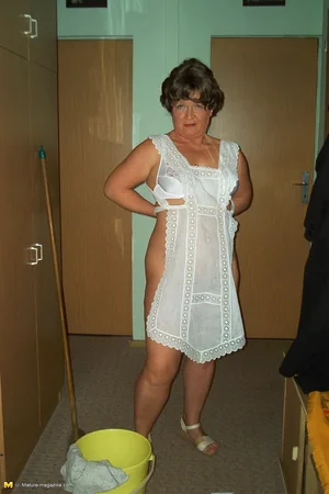Femme Semi Nue Lave Sols — photo 13