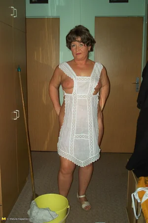 Femme Semi Nue Lave Sols — photo 14