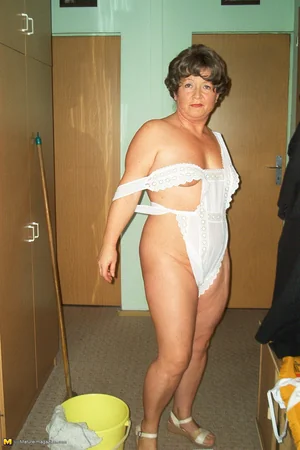 Femme Semi Nue Lave Sols — photo 16