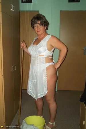 Femme Semi Nue Lave Sols — photo 2
