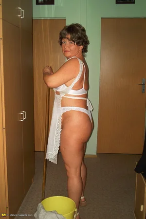 Femme Semi Nue Lave Sols — photo 3
