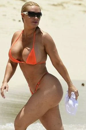 Presidenta croata Kolinda Grabar-Kitarovic en la playa — foto 8