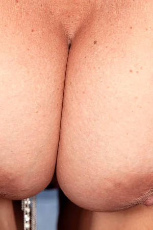 Spogliarello di Alisha e giochi con dildo mostruosi — foto 28