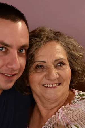 Anciana lamiendo semen de una verga joven — foto 3