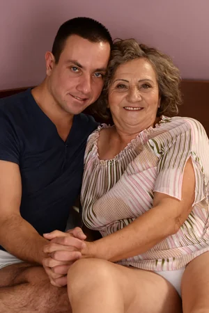 Anciana lamiendo semen de una verga joven — foto 4