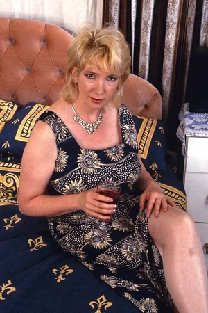 Rubia anciana masturbándose con consolador — foto 1