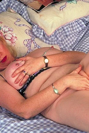 Rubia anciana masturbándose con consolador — foto 16