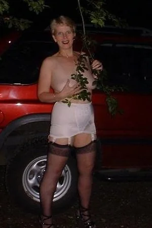 Rubia madura en tacones altos — foto 5