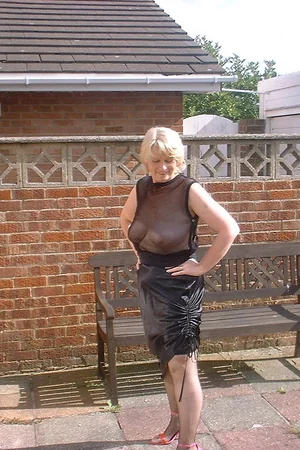 Rubia madura en tacones altos — foto 9