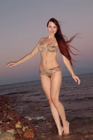 Magra Tatka de biquíni e vestido — foto 5