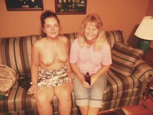 Мать и дочь фотографируются голышом - фото #16